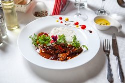 Tigaie dulce, picantă de vită cu legume pe pat de orez image