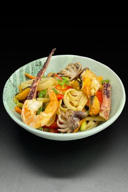 Noodles din orez cu fructe de mare image