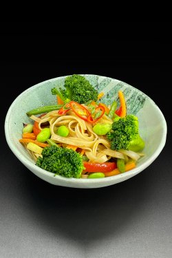 Noodles din orez cu legume - vegetarian image