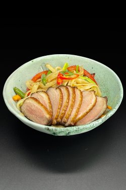 Noodles din orez cu piept de rată image