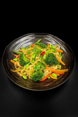 Noodles din orez cu legume  brocoli,fasole verde image