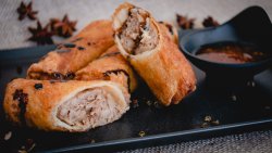Pachețele de primăvară cu carne de porc, cu sos chilli dulce image