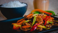 Piept de rață în sos Peking și orez image