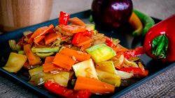 Trei feluri de legume în sos chilli aromat și orez image