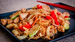 Noodles din orez cu piept de pui și legume image