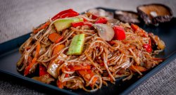 Noodles din orez cu legume și ciuperci champignon image