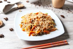 Noodles din orez cu fructe de mare și legume image