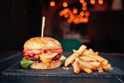 Burger de vită la Josper cu bacon și cartofi pai aromatizați image