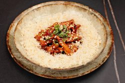 Teriyaki chicken cu legume și orez cu arahide image