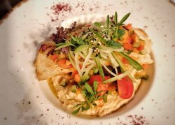 Hummus de năut cu legume şi pâine de casă image
