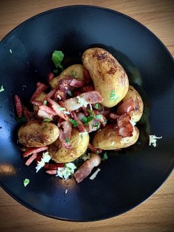 Cartofi copți cu bacon, unt și puțin usturoi de aroma image