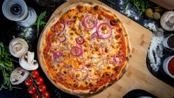 Pizza cu ton și ceapă image