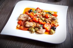 Bocconcini di pollo alla ligure con olive, pinoli e capperi image
