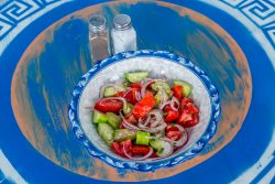 Salată de roșii cu castraveți image