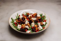 Salată de sfeclă roșie cu rucola și brănză  image
