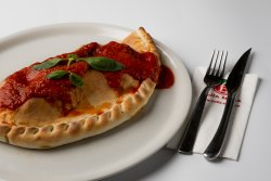Calzone con Prosciutto Cotto image