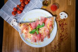 Pizza Calzone picant image