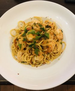 Spaghetti aglio, olio e gamberetti                    image