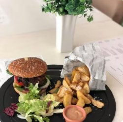 Burger tailandez cu cartofi wedges image