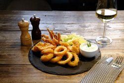 Calamari în crustă de panko, sos de iaurt și salată image