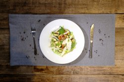 Salată cu dovlecei la grătar, miez de nucă și branză feta image