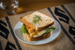Toast cu omletă şi şuncă image
