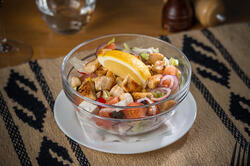 Salată cu pui cu Apă plată 330 ml image