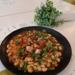 Ciorba de fasole cu afumatura si salata de ceapa rosie image