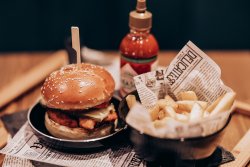 Burger cu crispy de pui, cartofi pai image