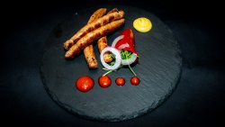 Cârnați picanți la grătar cu salata arcu image