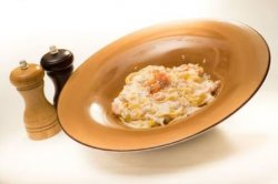 Linguini cu somon fume image