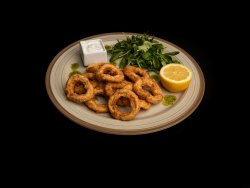 Calamari pane cu sos tzatziki și salată mixtă image