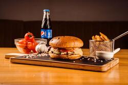 Mushroom Burger si Cartofi pai si sos Calypso si Apa sau Suc image
