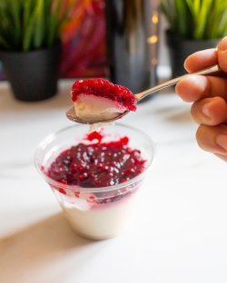 Panna cotta cu fructe de padure image