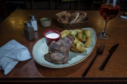 Ceafă de porc la grill cu cartofi cu usturoi image