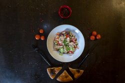 Salată cu piept de pui la grill , sos yogurt și lipie image