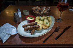 Cârnați bistro cu cartofi românești și muștar image