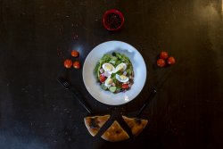 Salată bulgărească și lipie image