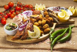 Platou cu delicatese și produse pescărești pentru două/trei persoane image