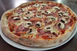 Pizza Prosciutto e Funghi	 image