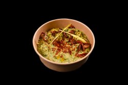 Humus cu spanac, roșii uscate, fistic și lipie aromatizata cu ierburi din făînă graham (vegan) image