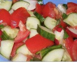 Salată de Roșii cu Castraveți image