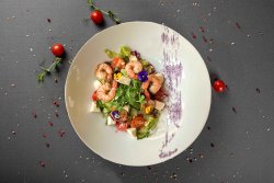 INSALATONA CON CODE DI GAMBERONI E MOZZARELLA FIOR DI LATTE E PINOLI image