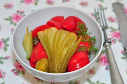 Salată castraveți murați și gogoșari image