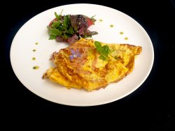 Omletă cu șuncă și cașcaval image