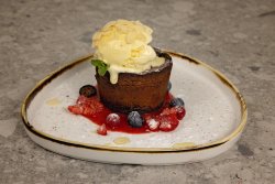Souffle de ciocolată neagră cu înghețată de vanilie image