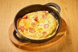 Omletă cu cheddar și cârnăciori image