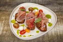 Bruschete cu prosciutto crudo și roșii cherry image