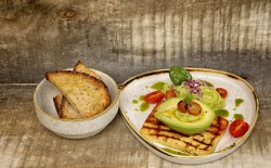 Halloumi la grătar cu roșii cherry și avocado image