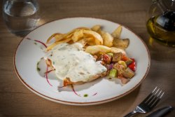 Piept de pui cu sos gorgonzola, cartofi prăjiți bărcuțe image